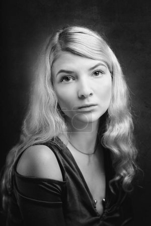 Téléchargez les photos : Retro styled monochrome female portrait. Attractive blonde looking at camera - en image libre de droit