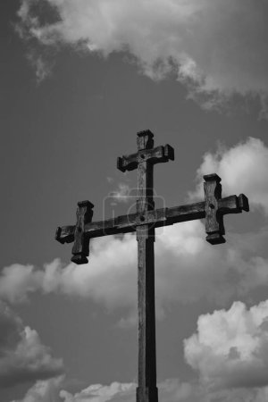 Téléchargez les photos : L'orthodoxie en bois traverse le ciel d'humeur. Religion milieux - en image libre de droit