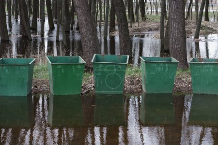 Foto de Inundaciones en Kiev, Ucrania. Abril 2023 Parque "Muromets" a orillas del río Dniéper. - Imagen libre de derechos