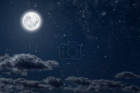 Foto de Un cielo nocturno con estrellas luna y nubes para Navidad - Imagen libre de derechos