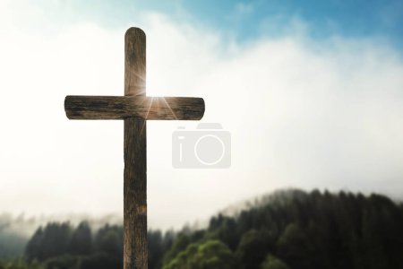 Téléchargez les photos : Croix de Pâques sur fond de nature - en image libre de droit