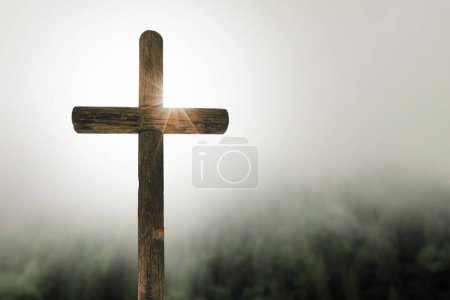 Une croix de Pâques sur le fond de l'aube