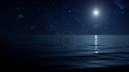 Téléchargez les photos : Lune brille sur la mer - en image libre de droit