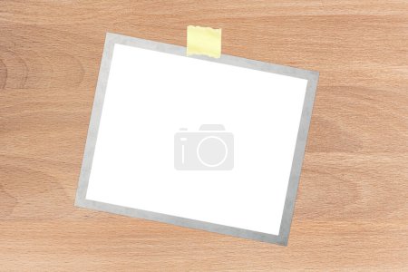 die Polaroidkarte auf dem Tisch