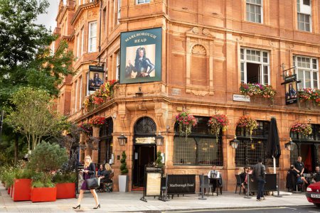 Foto de Londres, Reino Unido - 23 de septiembre de 2021 - The Marlborough Head encantador pub tradicional en Mayfair, la gente disfruta de las bebidas y la comida. - Imagen libre de derechos