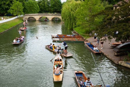 Téléchargez les photos : Cambridge, Royaume-Uni - 2 juin 2022 - Visite guidée le long des deux rives de la rivière Cam, bâtiments historiques et collèges. - en image libre de droit