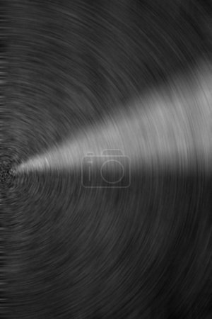 Téléchargez les photos : Fond flou noir, rayon clair sur fond sombre cercle. - en image libre de droit