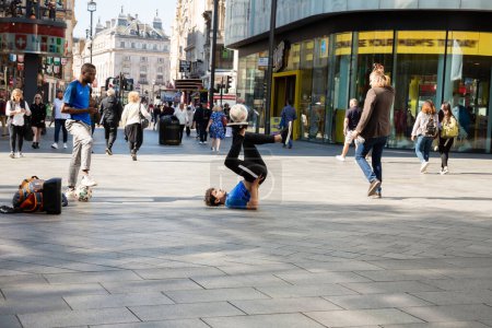 Foto de Londres, Reino Unido - 24 de septiembre de 2021 - El espectáculo de artistas de fútbol callejero para personas en Swiss Glockenspiel en Leicester Square. - Imagen libre de derechos