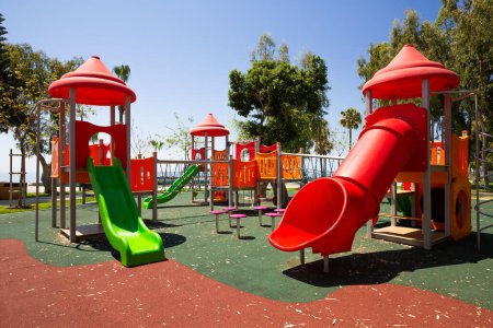 Téléchargez les photos : Aire de jeux pour enfants dans le parc public. - en image libre de droit