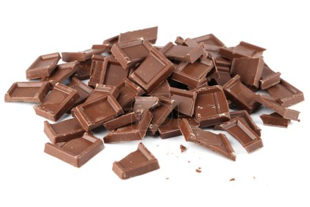 Foto de Montón de trozos de chocolate sobre fondo blanco. - Imagen libre de derechos