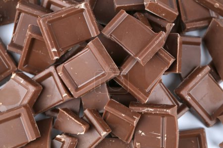 Foto de Montón de trozos de chocolate imagen de cerca. - Imagen libre de derechos