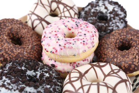 Foto de Muchos donuts de varios colores en el plato grande sobre fondo blanco. - Imagen libre de derechos