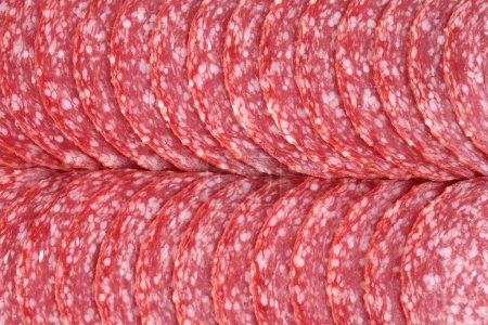 Foto de Textura de salami en rodajas como fondo, imagen horizontal. - Imagen libre de derechos