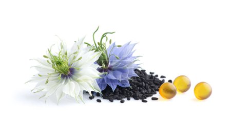 Téléchargez les photos : Capsules huile de cumin noir avec graines de cumin en gros plan sur fond blanc - en image libre de droit