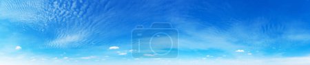 Téléchargez les photos : Panorama Ciel bleu et nuages blancs. Nuage gonflé dans le ciel bleu fond - en image libre de droit