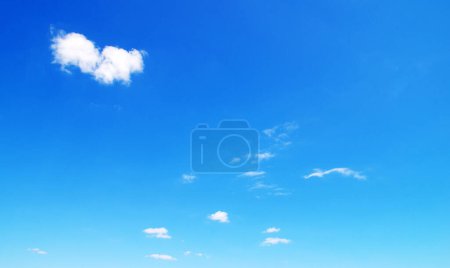 Foto de Nubes blancas esponjosas con arco iris en el cielo azul - Imagen libre de derechos