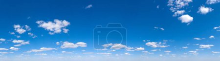 Téléchargez les photos : Ciel bleu fond avec des nuages minuscules. Panorama arrière plan - en image libre de droit