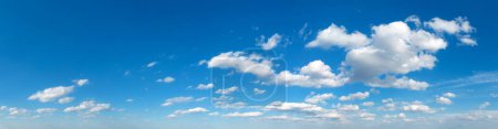 Foto de Fondo Blue Sky con pequeñas Nubes. Fondo panorámico - Imagen libre de derechos