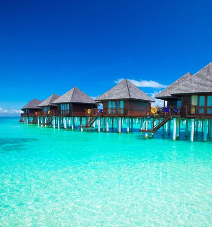Téléchargez les photos : Bungalow d'eau des Maldives sur le paysage aquatique océanique - en image libre de droit