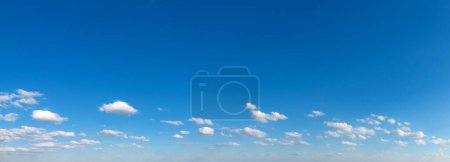 Téléchargez les photos : Ciel bleu fond avec des nuages minuscules. Panorama arrière plan - en image libre de droit