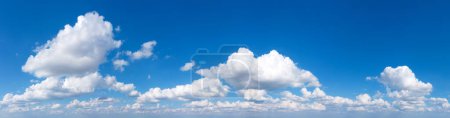 Téléchargez les photos : Nuage pelucheux panoramique dans le ciel bleu. Ciel avec nuage par une journée ensoleillée. - en image libre de droit