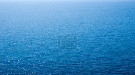 Foto de Agua azul con reflejos solares - Imagen libre de derechos