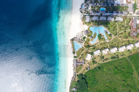 Téléchargez les photos : La belle île tropicale de Zanzibar vue aérienne. mer à Zanzibar plage, Tanzanie
. - en image libre de droit