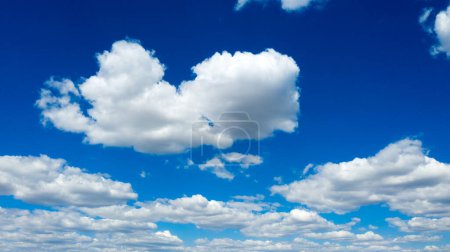 Foto de Cielo azul con nubes blancas. - Imagen libre de derechos