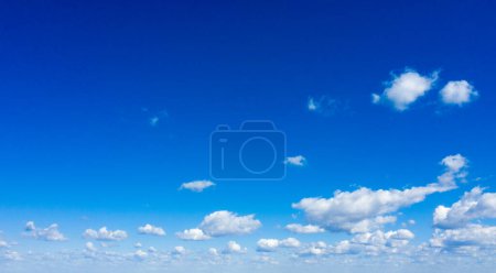Foto de Cielo azul con nubes blancas. - Imagen libre de derechos