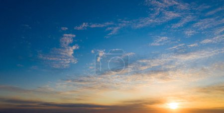 Téléchargez les photos : Ciel bleu avec des nuages blancs. - en image libre de droit
