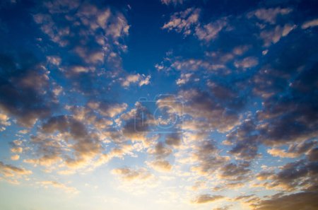 Foto de Cielo colorido al atardecer sobre la tranquila superficie del mar - Imagen libre de derechos