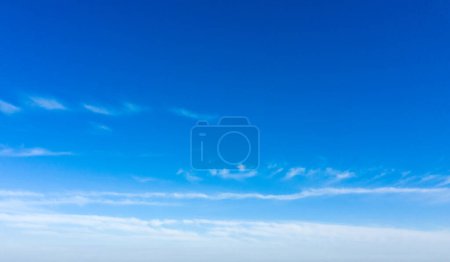 Téléchargez les photos : Nuages dans le ciel bleu - en image libre de droit