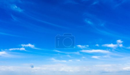 Téléchargez les photos : Ciel bleu avec des nuages blancs. - en image libre de droit