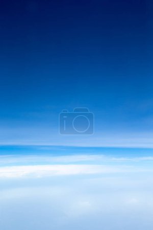Téléchargez les photos : Nuages blancs moelleux avec arc-en-ciel dans le ciel bleu - en image libre de droit