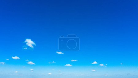 Téléchargez les photos : Nuages dans le ciel bleu - en image libre de droit