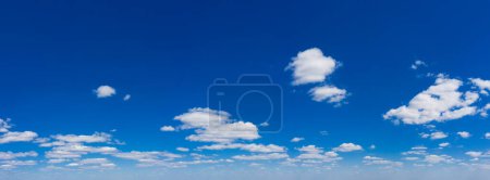 Téléchargez les photos : Panorama Ciel bleu et nuages blancs. Nuage gonflé dans le ciel bleu fond - en image libre de droit