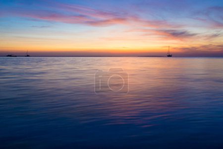 Foto de Colorido atardecer sobre el océano en isla tropical - Imagen libre de derechos