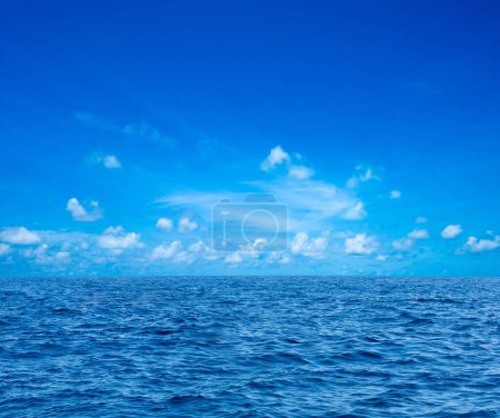 Foto de Superficie azul soleada de agua marina - Imagen libre de derechos