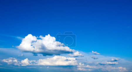 Foto de Nubes en el cielo azul - Imagen libre de derechos