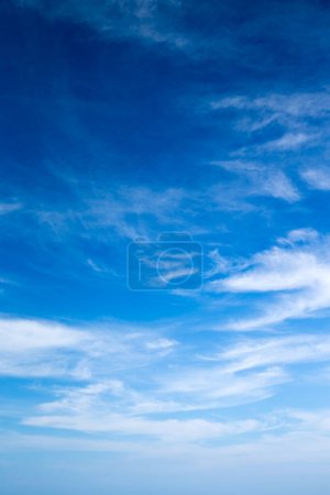 Niebieskie niebo tło z malutkimi chmurami