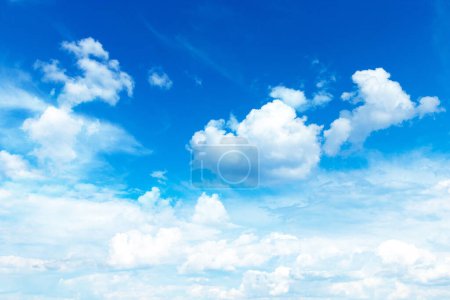 Téléchargez les photos : Fond bleu ciel avec de minuscules nuages - en image libre de droit