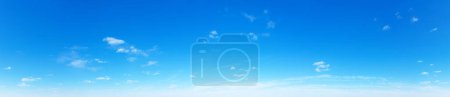 Foto de Panorama Cielo azul y nubes blancas. Nube esponjosa en el fondo azul del cielo - Imagen libre de derechos