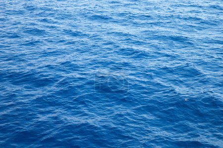 Foto de Blue background of sea water - Imagen libre de derechos