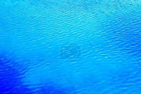 Téléchargez les photos : Blue background of sea water - en image libre de droit