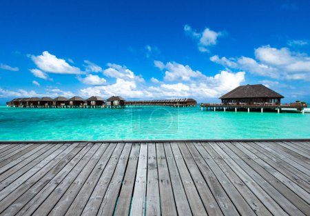 Foto de Hermosa isla tropical de Maldivas con playa. Mar con bungalows de agua - Imagen libre de derechos