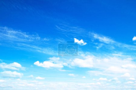 Foto de Nubes blancas contra el cielo azul - Imagen libre de derechos