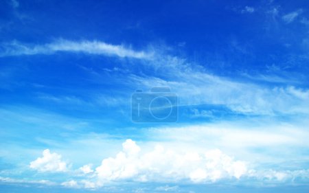 Téléchargez les photos : Ciel bleu avec gros plan nuage - en image libre de droit