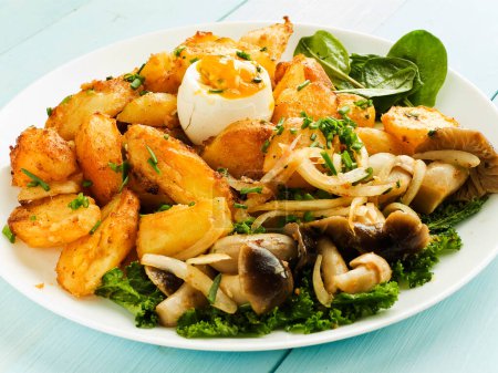 Téléchargez les photos : Pommes de terre cuites au four au paprika, champignons forestiers marinés, chou frisé, oignon et épices. Dof peu profond. - en image libre de droit