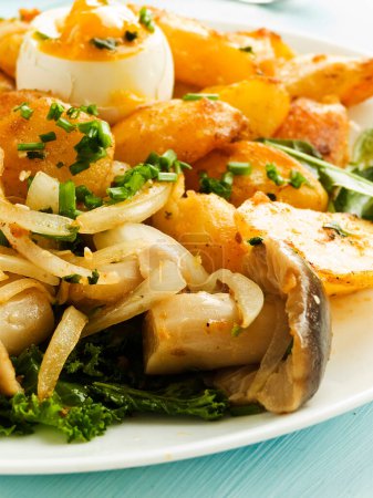 Téléchargez les photos : Pommes de terre cuites au four au paprika, champignons forestiers marinés, chou frisé, oignon et épices. Dof peu profond. - en image libre de droit