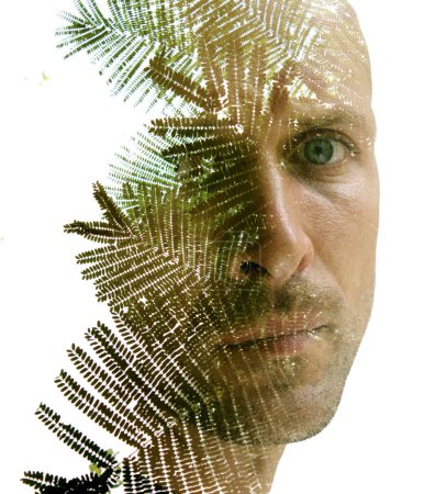 Téléchargez les photos : Portrait double exposition d'un homme combiné à une photo de feuillage vert sur fond blanc - en image libre de droit